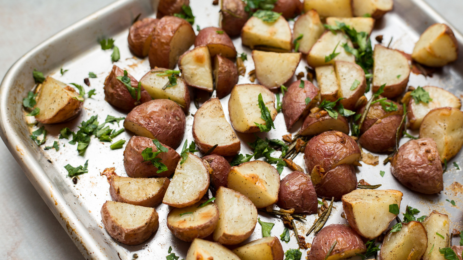 Flavor-Packed Rosemary Garlic Potatoes: Your Go-To Crispy Side for Any Meal
